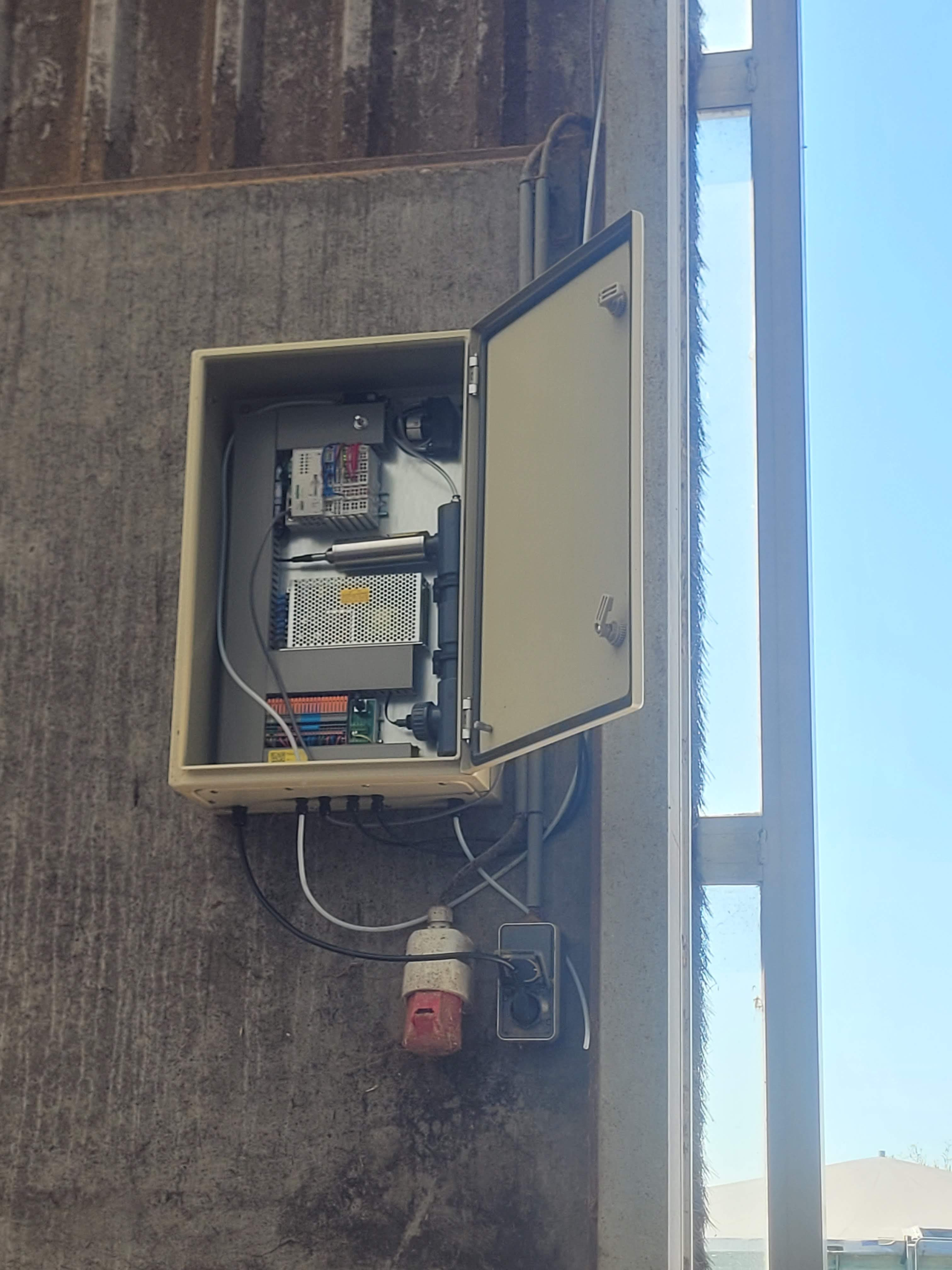 Interieur besturingskast met DIN rails en kabelgoten