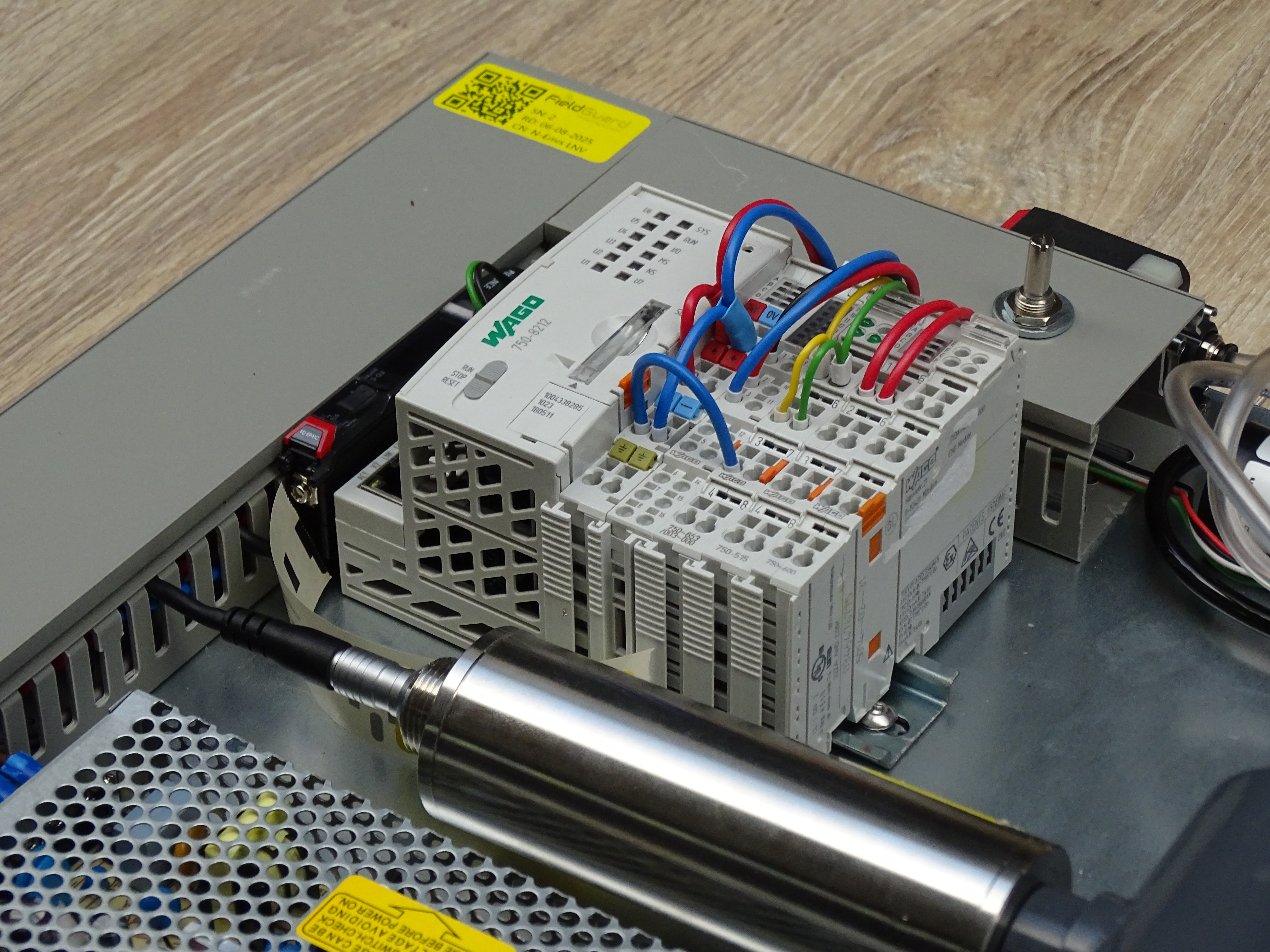 Detail van sensoren en meetbuis in besturingskast