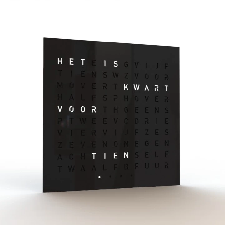 Moderne woordklok met verlichte letters en zwart acryl front – elektronica project met Arduino