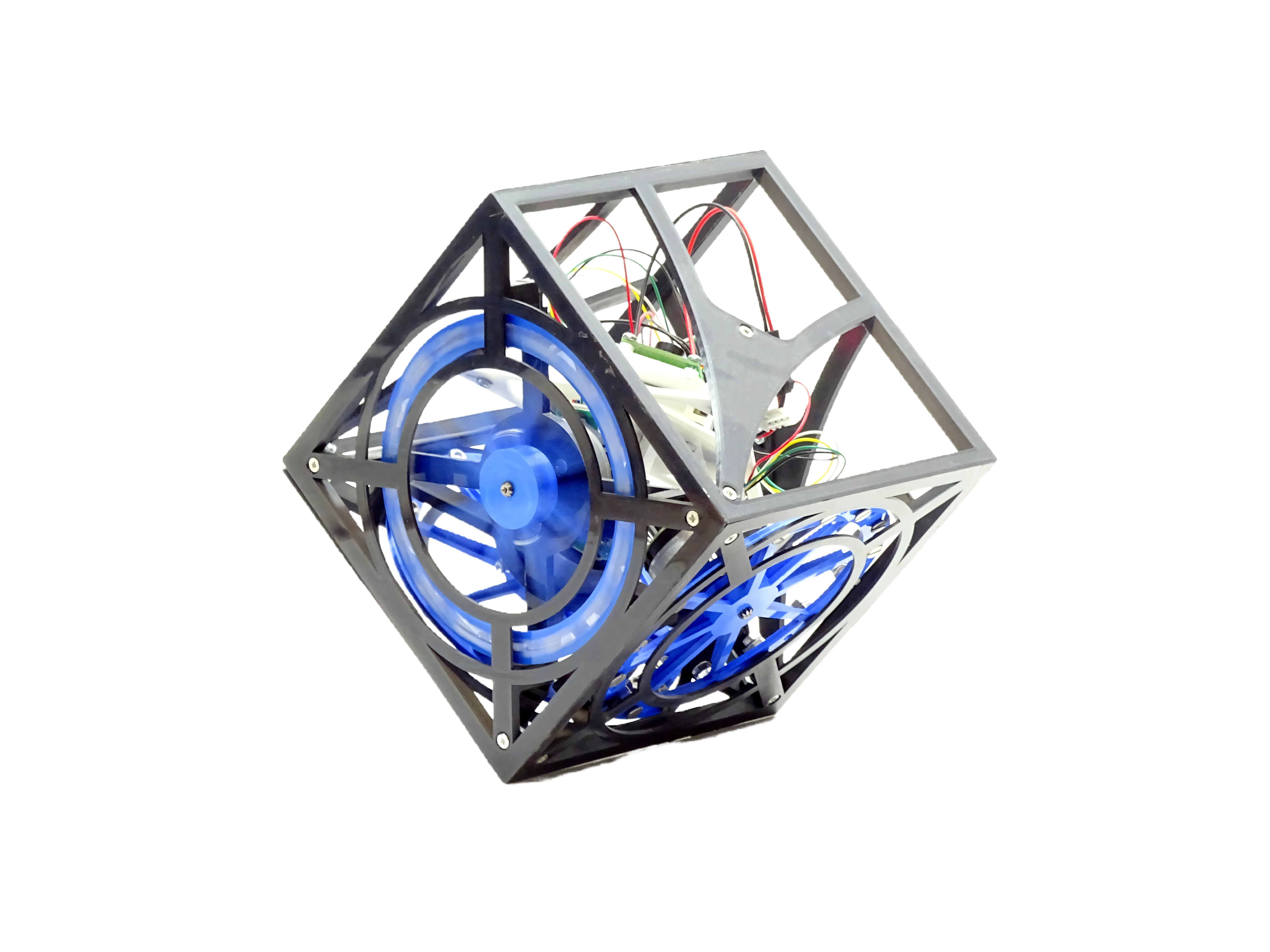 Zijaanzicht van gyroscopische kubus – embedded systeem met 3D-geprinte frameconstructie